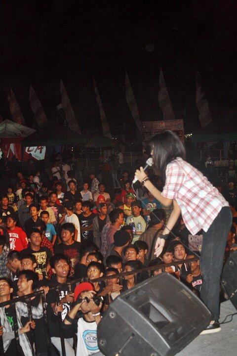 [VIDEO] Vokalis metal cewek ngecover lagu Lamb Of God