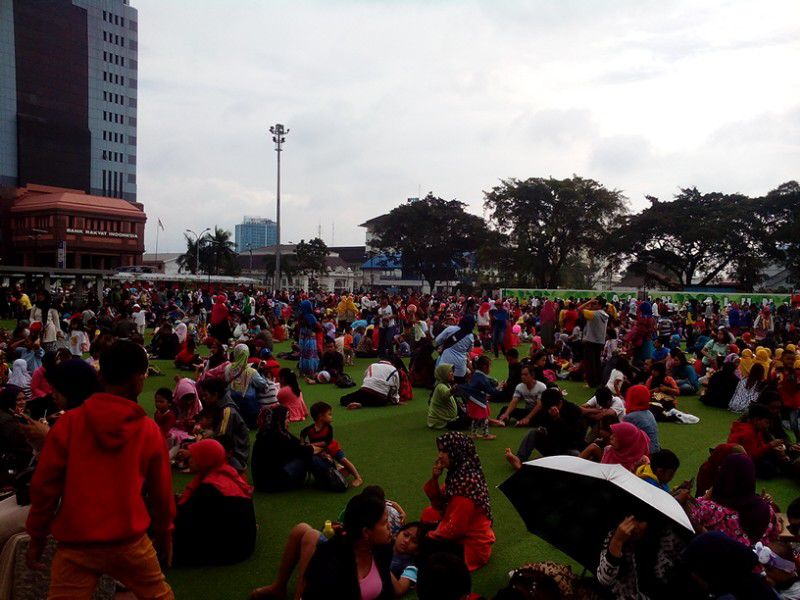 dibalik indahnya alun2 bandung ada .....