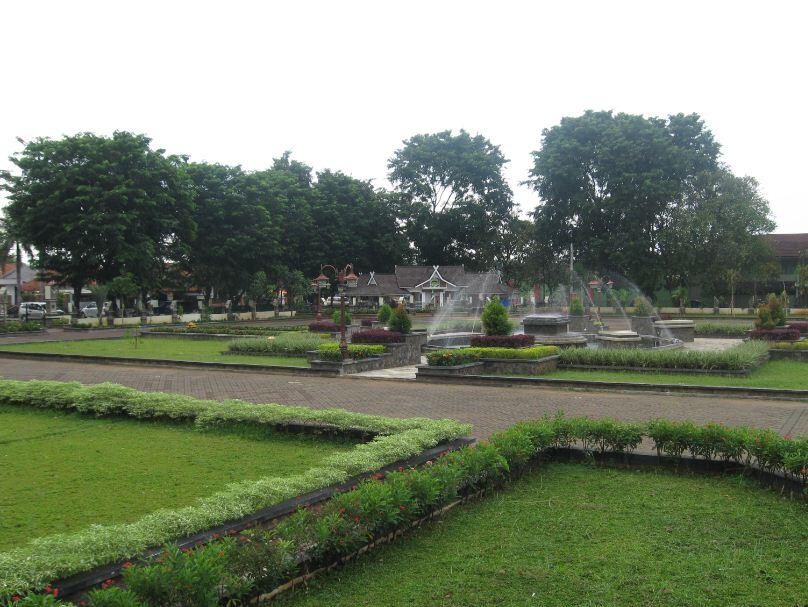 Indahnya Alun-Alun kota di Indonesia