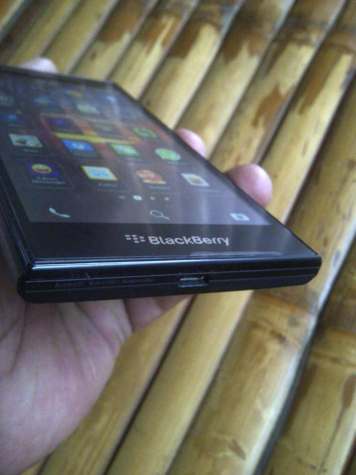 JUAL BLACKBERRY Z3 HITAM MULUS DAN BERGARANSI