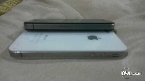 Jual Iphone 4 sepasang warna Hitam-Putih 8G Mulus