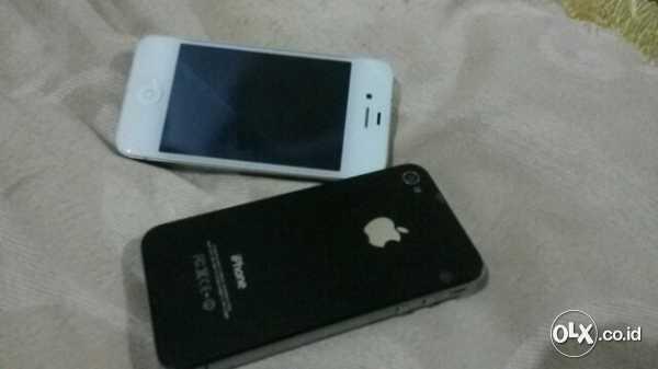 Jual Iphone 4 sepasang warna Hitam-Putih 8G Mulus