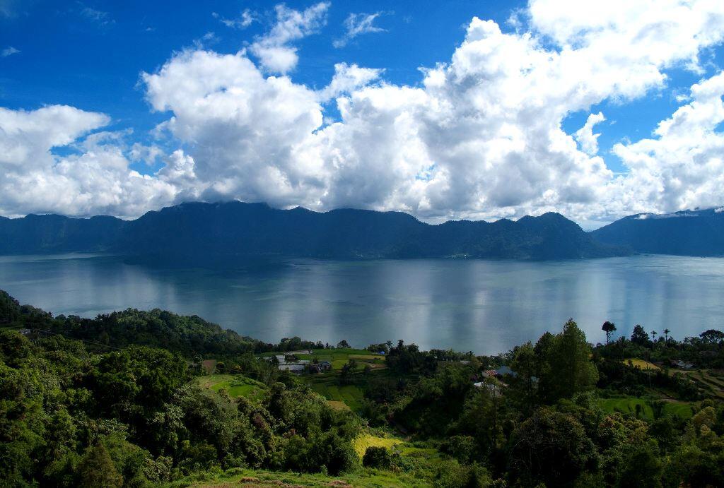 10 Danau Terdalam di Indonesia