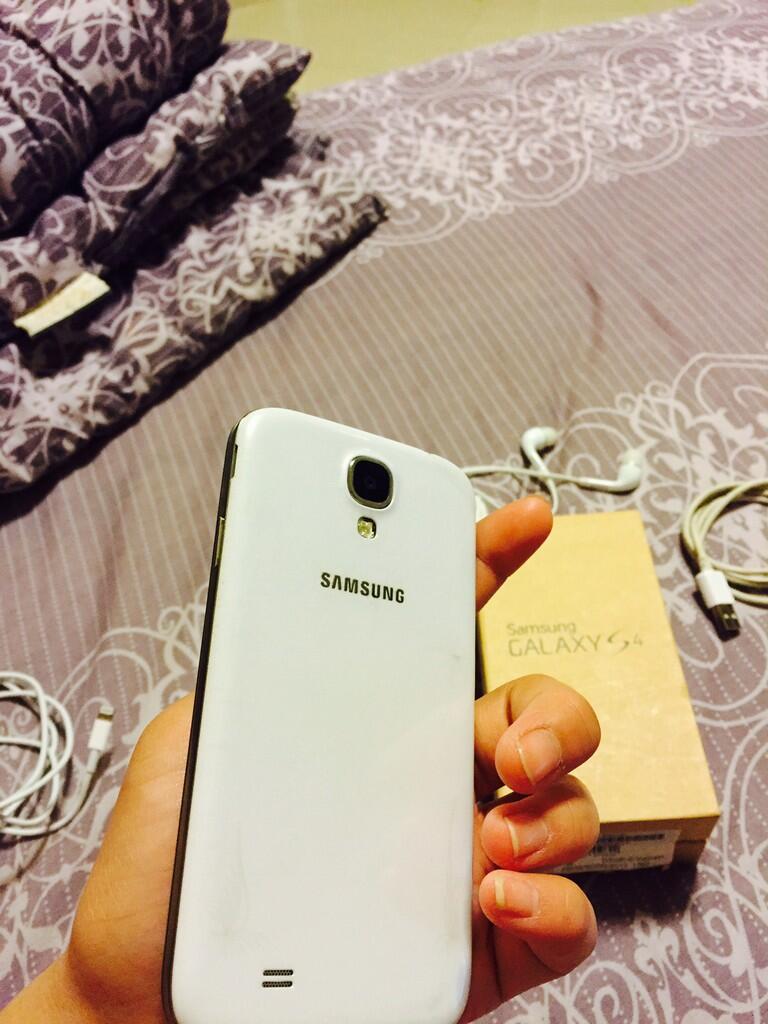 ***dijual samsung galaxy s4 masih mulus***