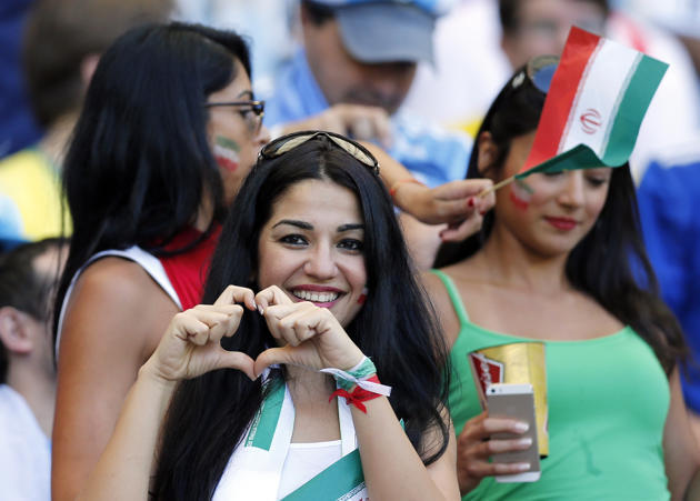 Wanita Iran Lepas Hijab Dukung Timnas Iran