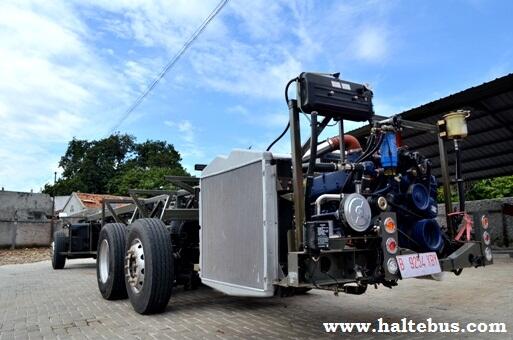 SEKARANG ERANYA BUS BERSUMBU TIGA (triple Axle) DI INDONESIA