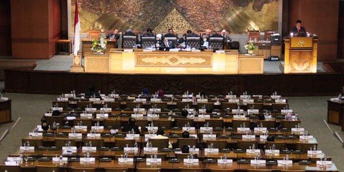 TINDAKAN-TINDAKAN ANGGOTA DPR YANG TAK PATUT SAAT RAPAT