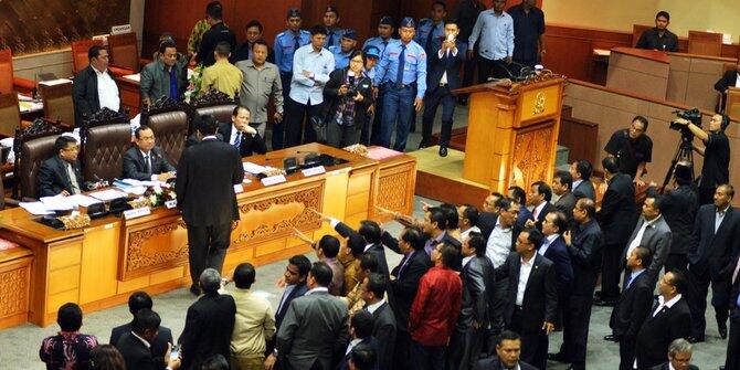 TINDAKAN-TINDAKAN ANGGOTA DPR YANG TAK PATUT SAAT RAPAT