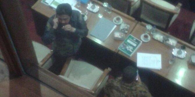 TINDAKAN-TINDAKAN ANGGOTA DPR YANG TAK PATUT SAAT RAPAT