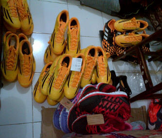 diskon 40%+ Sepatu Bola dan Futsal Adidas ORIGINAL F5 IN FG Gold (Messi) Obral MURAH