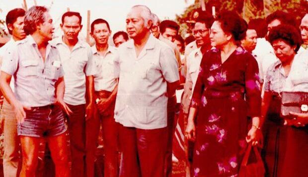 Membandingkan Bob Sadino dengan Mario Teguh