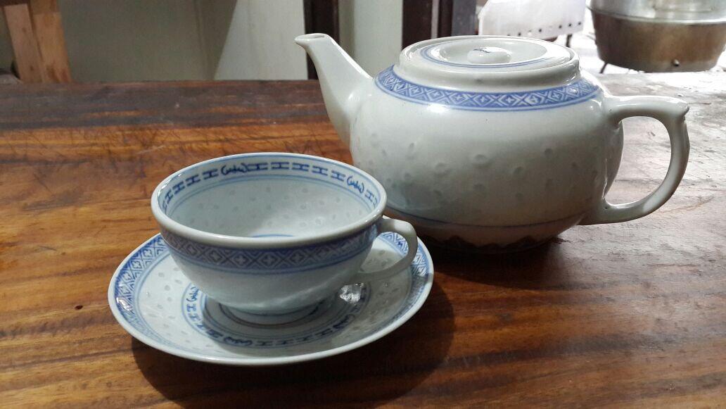 Chinaware - piring, teko, cangkir dan mangkok motif