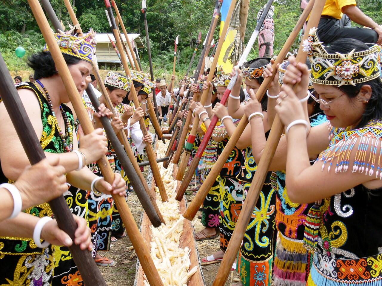 senjata khas suku dayak