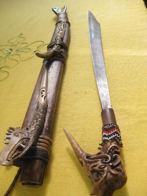 senjata khas suku dayak