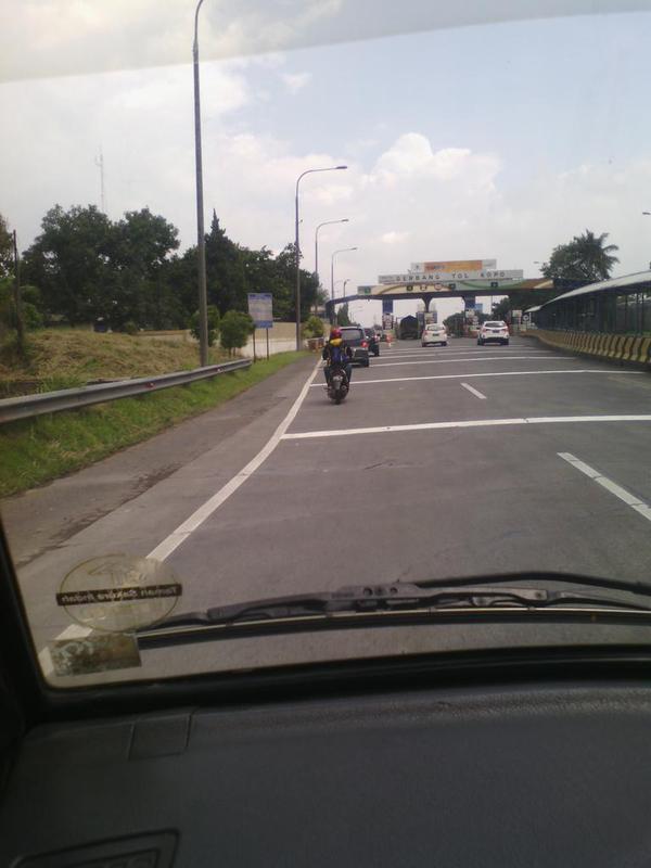 &#91;GREGET&#93;&#91;HotNews&#93; Pengendara Moto Masuk Tol DI Bandung 