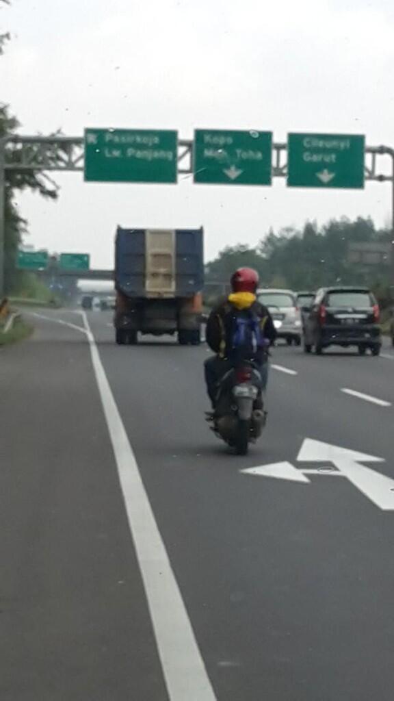 &#91;GREGET&#93;&#91;HotNews&#93; Pengendara Moto Masuk Tol DI Bandung 