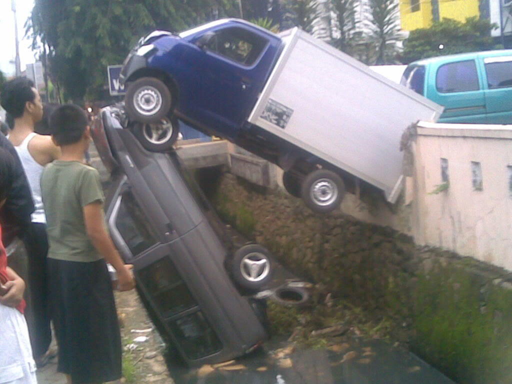 &#91;full pict&#93; Kecelakaan-kecelakaan 'Tidak Wajar' 