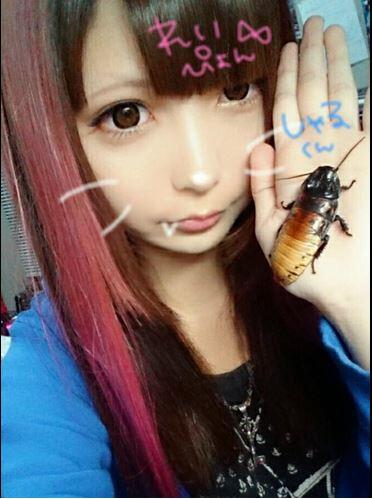 WOW Seorang gadis cantik di jepang yang di cium bukan boneka melainkan binatang