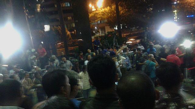 &#91; SIAGA 1 &#93; Massa Tumpah Ruah, Polisi Blokir Jalan di Depan Kantor KPK