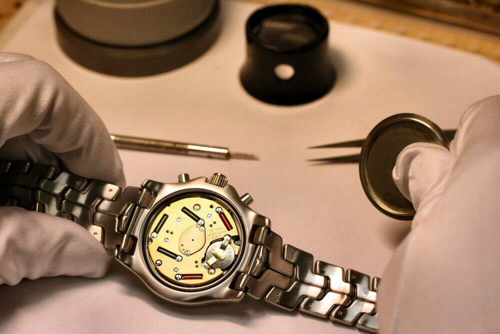 Tips memperbaiki jam tangan rusak karena tercelup air