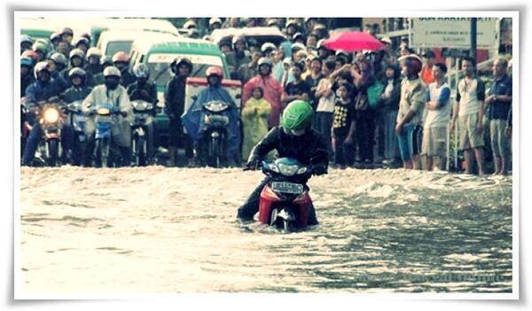 Suka Duka Pengendara Motor Saat Musim Hujan