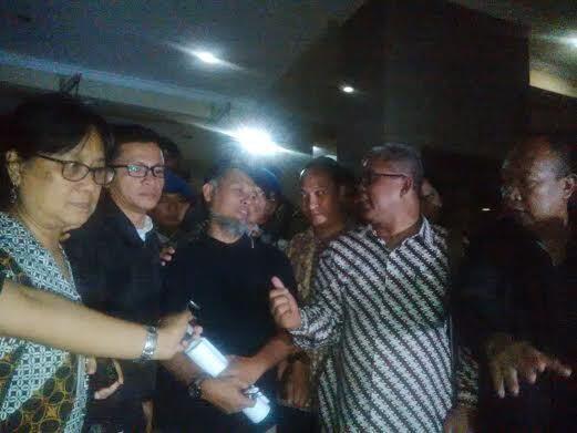 Bambang Widjojanto Bebas dari Polri, Ratusan Orang Sujud Syukur di KPK