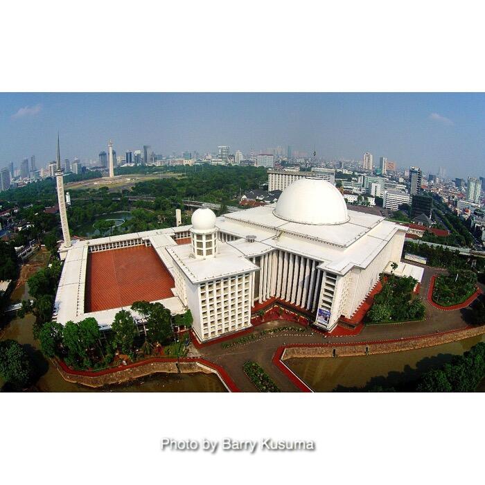 Menikmati Keindahan Kota Jakarta dari Udara.