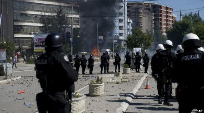 Demonstran Kosovo Tuntut Menteri Etnis Serbia Mundur