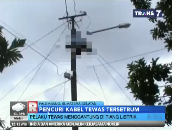 Foto: Apes! Pencuri kabel listrik tewas menggantung di tiang listrik