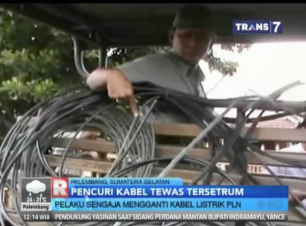 Foto: Apes! Pencuri kabel listrik tewas menggantung di tiang listrik