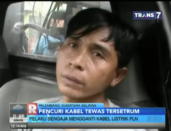 Foto: Apes! Pencuri kabel listrik tewas menggantung di tiang listrik