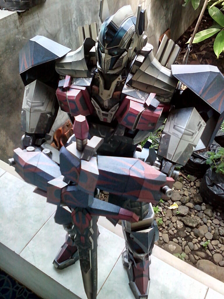 Optimus Prime Age of Extinction (papercraft)