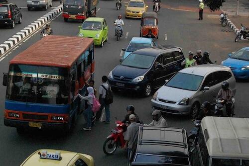 18 Hal Yang Sering Kamu Temukan di Jalan Raya