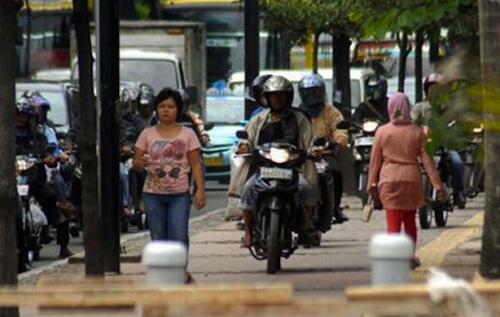 18 Hal Yang Sering Kamu Temukan di Jalan Raya