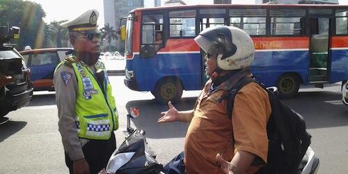 18 Hal Yang Sering Kamu Temukan di Jalan Raya