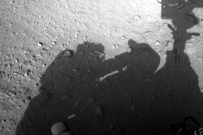 Bayangan 'Manusia Mars' Muncul di Foto Terbaru NASA