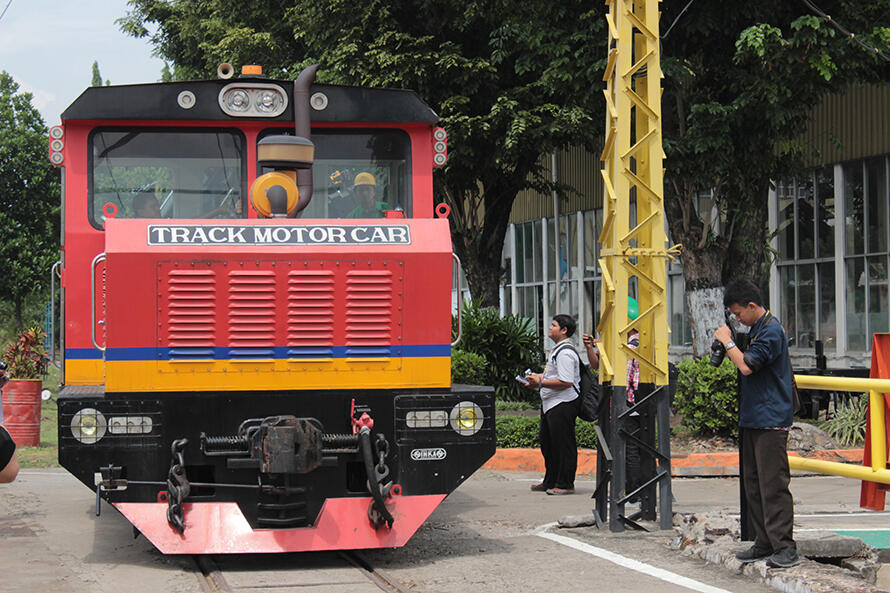 Menengok isi Pabrik Kerata Api Madiun (INKA)