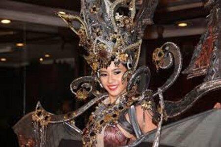 Elvira Devinamira : Peraih Best National Costume Miss Universe 2014-2015