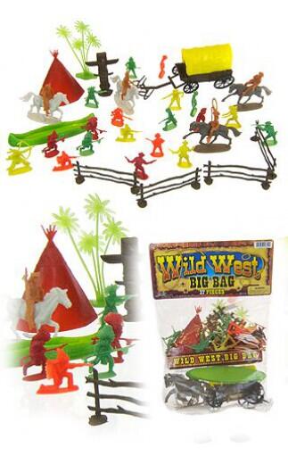 Asiknya Bermain dengan Mainan Tentara-Tentaraan Plastik 