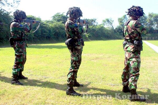 PRAJURIT YONIF-3 MARINIR BERLATIH MENEMBAK JELANG LATIHAN PPRC DI POSO