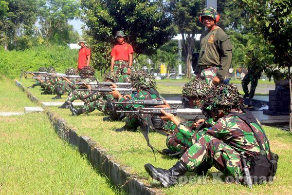 PRAJURIT YONIF-3 MARINIR BERLATIH MENEMBAK JELANG LATIHAN PPRC DI POSO