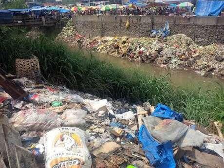 (buang sampah sembarangan,Malu Donk! gimana mau maju)Mengerikan!limbah pasar