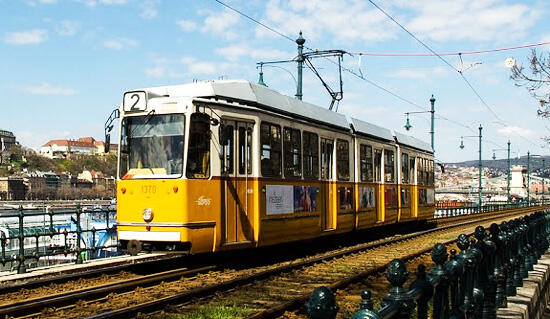 Kerennya Foto Long Exposure Kereta Tram 'Mesin Waktu 30.000 LED' Dari Budapest &#91;HOT&#93;