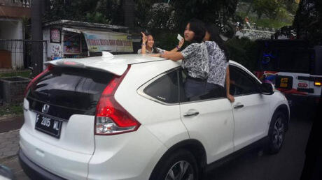 Aksi ABG Jaman Sekarang Yang Bikin Tepok Jidat....Cekidot gan !!