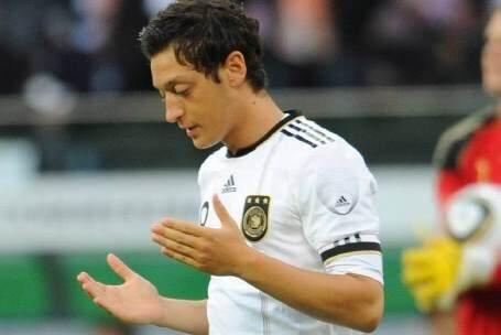 (Edisi Soleh) Foto-Foto Mesut OZIL Shalat sebelum bertanding bola...