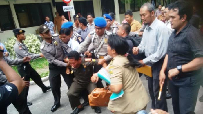 Kepala Satpol PP ngamuk saat ditangkap penyidik TIPIKOR