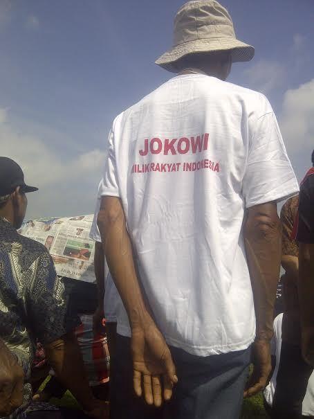 Sambut Jokowi, Petani Ngawi Pakai Kaos 'Jokowi Milik Rakyat Indonesia'