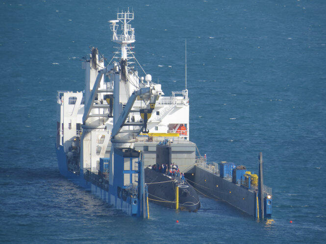 (foto) Vietnamese Kilo sub &quot;Haiphong&quot; floated off heavy-lift ship &quot;Rolldock Star&quot;