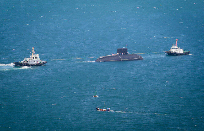 (foto) Vietnamese Kilo sub &quot;Haiphong&quot; floated off heavy-lift ship &quot;Rolldock Star&quot;