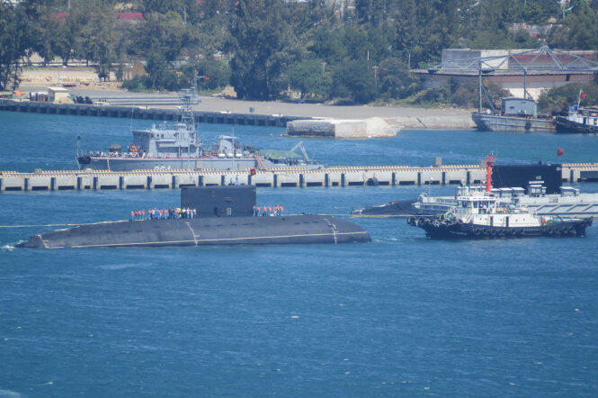(foto) Vietnamese Kilo sub &quot;Haiphong&quot; floated off heavy-lift ship &quot;Rolldock Star&quot;